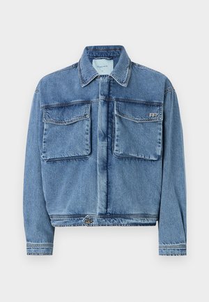 Denim jas in lichtblauw, met een knoopsluiting aan de voorkant, twee borstzakken en een cropped ontwerp met gestikte details en metalen accenten.