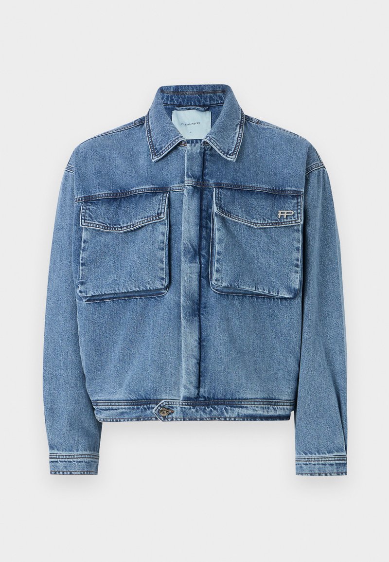 Veste en denim bleu clair, dotée d'un devant à boutons, de deux poches poitrine et d'un design court avec des détails cousus et des accents en métal.