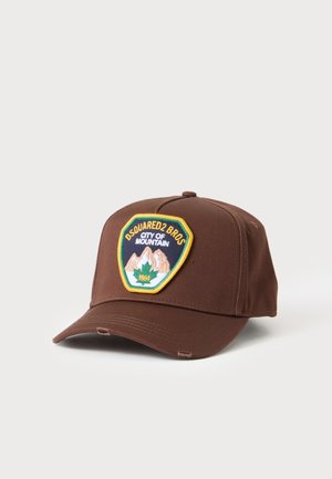 Barna baseball sapka egy folttal, amin hegyek, egy zöld juharlevelet és a "DSQUARED2 BROS CITY OF MOUNTAIN 1964" szöveg látható előrefelé.