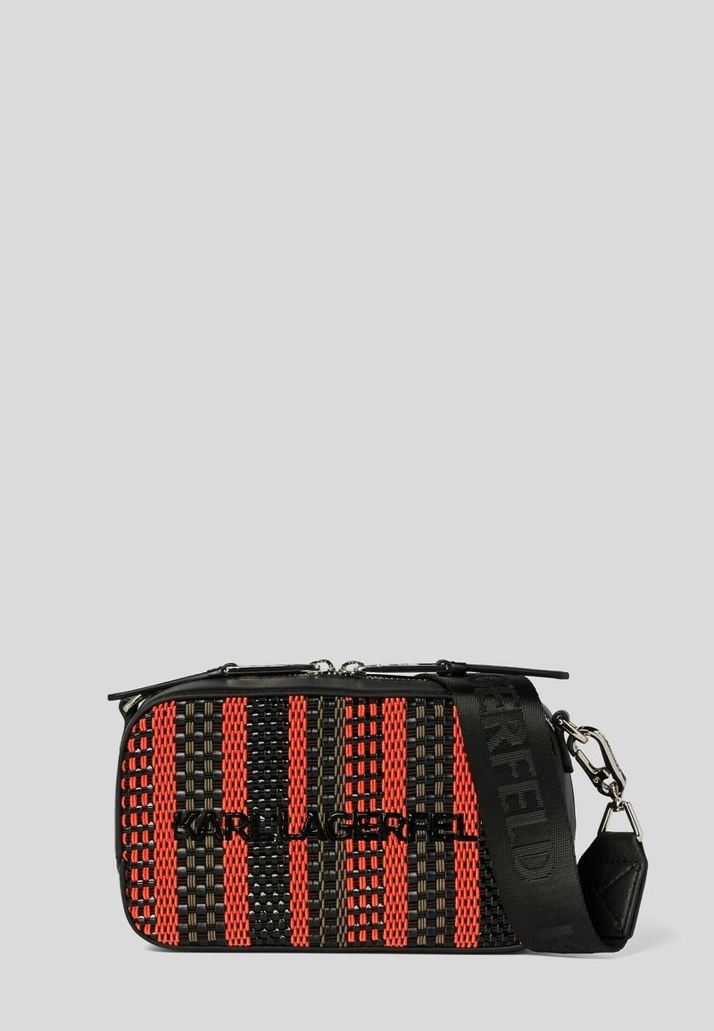 Geweven tas in zwart en rood met een rechthoekige vorm, voorzien van leren accenten, een gemerkt hengsel en hardware in zilverkleur.