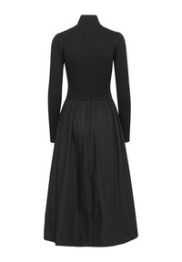 Rochie neagră cu un corp texturat și mâneci lungi, având un guler înalt, o fustă pliată și un material neted, fluid.