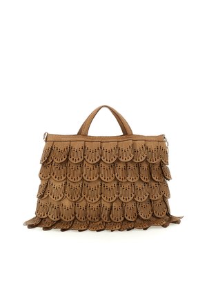 Borsa a mano in pelle marrone con design a più strati a forma di conchiglia, caratterizzata da perforazioni e una forma strutturata. Include due manici superiori per il trasporto.