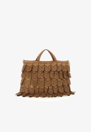 Borsa a mano in pelle marrone con design a più strati a forma di conchiglia, caratterizzata da perforazioni e una forma strutturata. Include due manici superiori per il trasporto.