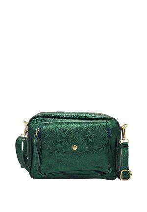 Sac bandoulière métallisé vert avec poche frontale, bouton pression doré, fermeture éclair et bandoulière réglable avec ferrures dorées.