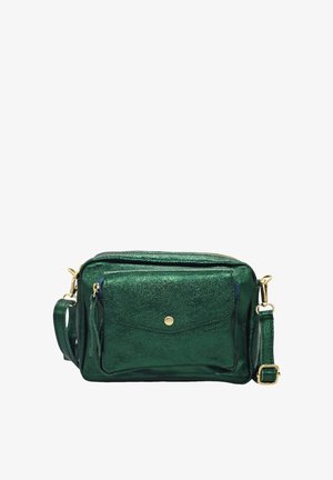 Sac bandoulière métallisé vert avec poche frontale, bouton pression doré, fermeture éclair et bandoulière réglable avec ferrures dorées.