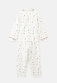 Bjeli pamučni kompletić za pidžamu s cvjetnim uzorkom i crvenim detaljima. Uključuje dug rukav s gumbima i odgovarajuće hlače.