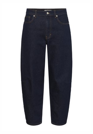 Jean en denim bleu foncé à coupe droite, avec des coutures dorées, des poches avant et un fermoir à bouton. Texture lisse, taille mi-haute.