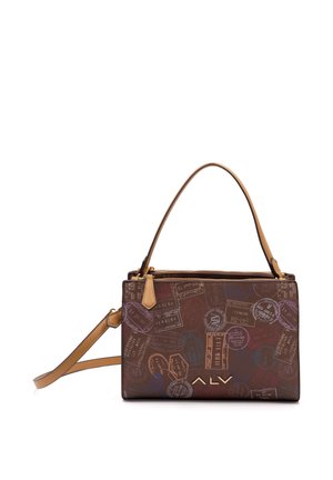 Braune Handtasche mit einem strukturierten Muster von Reisestempeln. Verfügt über einen Reißverschluss, einen kleinen Tragegriff und einen abnehmbaren Schultergurt.