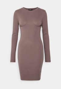 Rippengeschnittenes langärmliges Kleid in taupebraun, figurbetonte Silhouette, runder Ausschnitt, dezente Nahtdetails über der Brust, knielanger Saum.