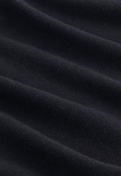 Ciemna wełniana tkanina o miękkiej, fakturowanej powierzchni. Ma wyraźne fałdy i gładki, jednolity wygląd. Materiał przyjazny dla środowiska i ciepły.