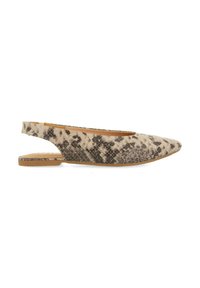 Bailarinas tipo slingback con punta afilada, que presentan un diseño en piel de serpiente en tonos marrón y negro y una suela plana. Destaca un corte en el talón.