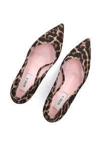 Leopardprint stiletto's met uitgesneden zijkanten, stof bovenwerk, roze binnenvoering en gouden label "NOTRE-V."
