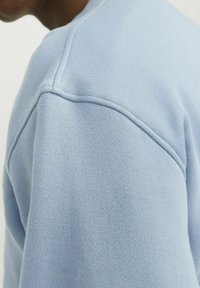 Jack & Jones JORVESTERBRO CREW NECK - Ikdienas džemperis - mountain spring