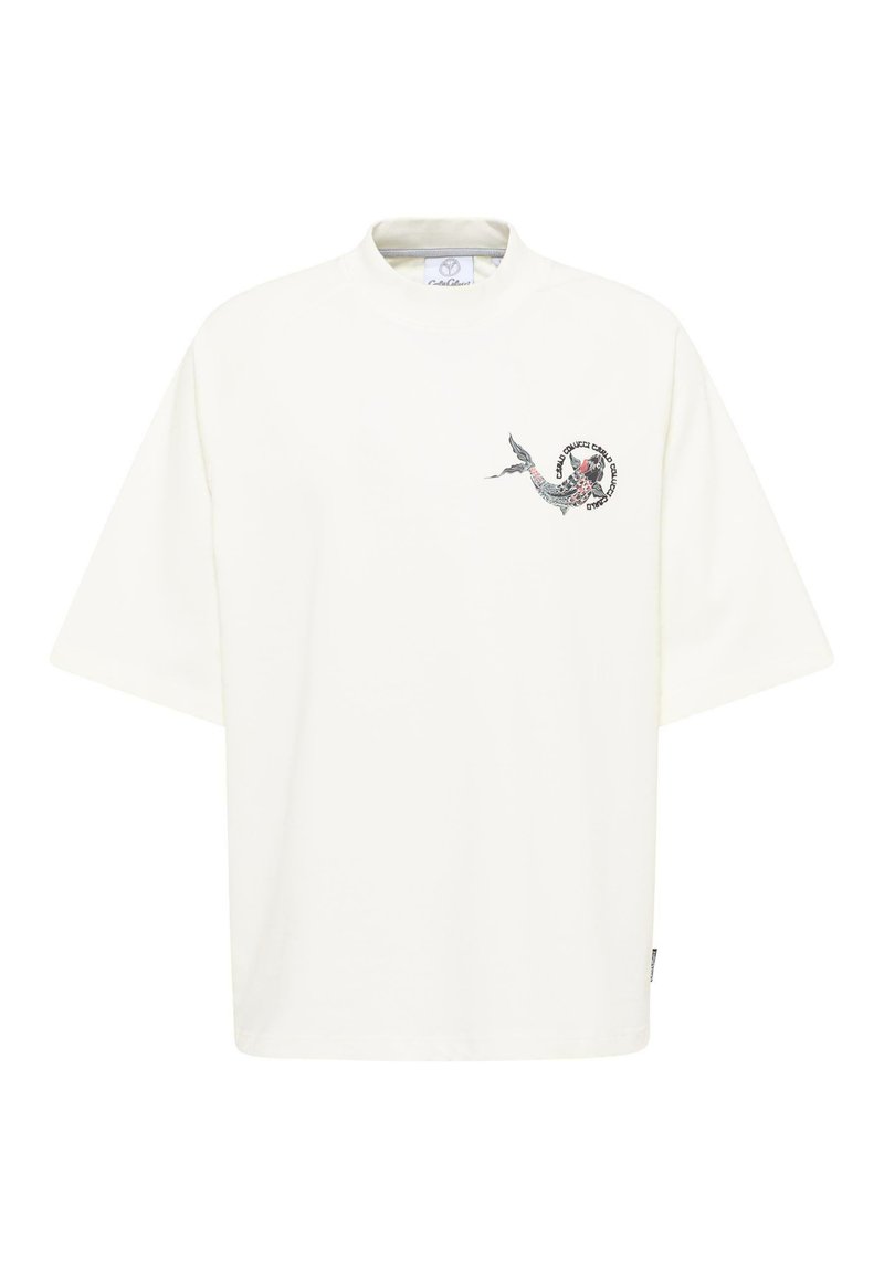 Witte oversized t-shirt van zacht materiaal, met een kleurrijke vissenafbeelding op de voorkant en een ronde halslijn. Korte mouwen.