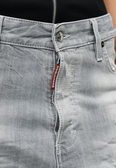 Ανοιχτόγκρι τζιν από denim με κούμπωμα κουμπιού, κόκκινη ετικέτα DSQUARED2 μπροστά και εμφανείς ραφές.