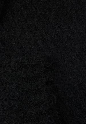 Primo piano di un tessuto di lana nera con un motivo a maglia circolare testurizzato che mostra fibre morbide e vaporose.