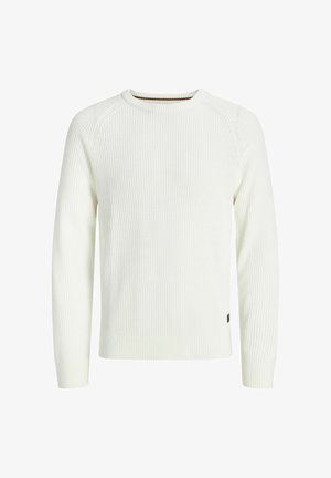 Biała sweter z prążkowanej dzianiny z długimi rękawami, okrągłym dekoltem i małą metką z logo z boku. Teksturowana tkanina dodaje wizualnego zainteresowania.