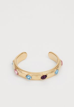 Gouden gefineerde armband met een gladde afwerking, voorzien van roze, blauwe en paarse edelstenen die rondom de band zijn gezet. Ronde en geschulpte designelementen.