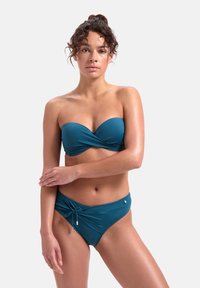 Set di bikini teal con top a bretelle strapless plissettato e slip laterali regolabili con laccetti. Tessuto liscio con una silhouette aderente.