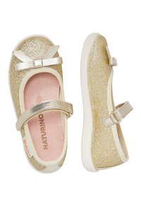 Złote błyszczące baletki z skórzaną kokardą, regulowanym paskiem i miękką różową wkładką. Teksturowana powierzchnia i biała gumowa podeszwa.