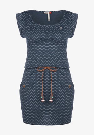 Niebieska sukienka z krótkim rękawem z białym wzorem w zygzaki, brązowy pas ze sznurka z koralikami, dwie boczne kieszenie z guzikami i dekolt w serek.