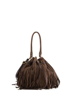 Brązowa zamszowa torebka z długimi frędzlami, zaokrąglonym górnym uchwytem i regulowanym skórzanym paskiem na ramię.