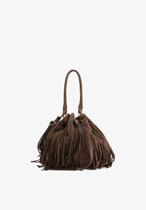 Brązowa zamszowa torebka z długimi frędzlami, zaokrąglonym górnym uchwytem i regulowanym skórzanym paskiem na ramię.