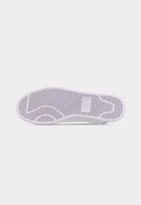 Λαστιχένια σόλα παπουτσιού με εξαγωνικό ανάγλυφο μοτίβο και σήμα συμμόρφωσης με τον Ευρωπαϊκό Νόμο Προσβασιμότητας (EEA) στο κέντρο.