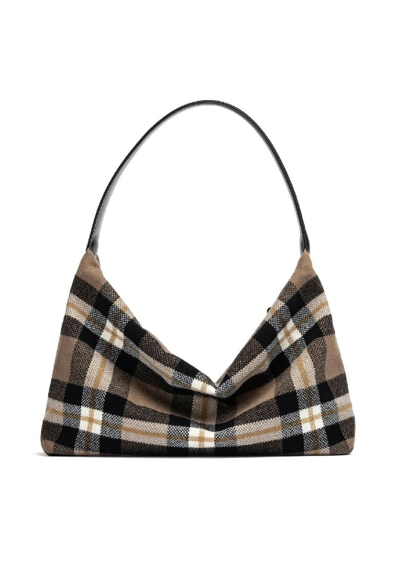 Borsa a spalla a quadri marrone, nera e bianca con un design morbido e una singola tracolla in pelle nera su uno sfondo bianco.