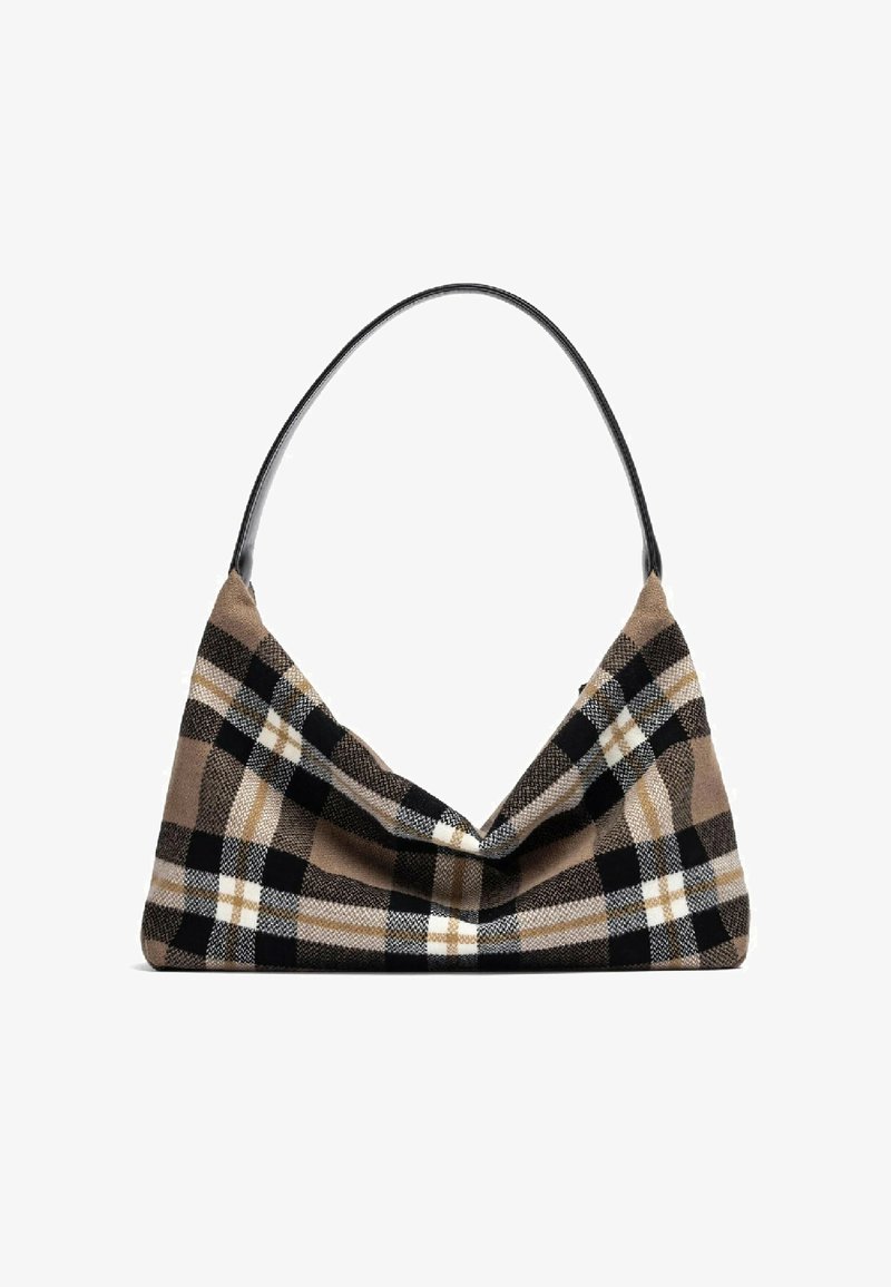 Borsa a spalla a quadri marrone, nera e bianca con un design morbido e una singola tracolla in pelle nera su uno sfondo bianco.