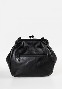 Borsa a mano in pelle nera con forma arrotondata, design plissettato e tasca con zip frontale. Presenta due ganci metallici decorativi in cima.