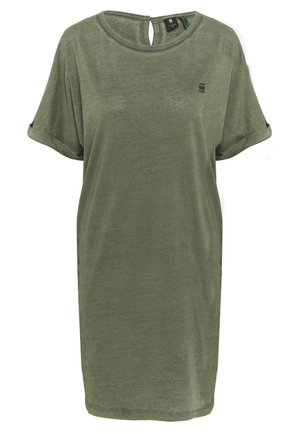 Robe décontractée vert olive à manches courtes avec poignets retroussés et petit logo noir sur la poitrine, dotée d'une fermeture à bouton en forme de goutte à l'encolure.
