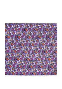 Tissu violet avec un motif répété de personnages illustrés, des éléments colorés dans des nuances d'orange, de rose, de vert et de noir.