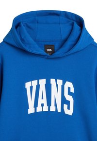 Felpa blu con un grande logo bianco "VANS". Presenta un cappuccio con cordini e un tessuto di cotone morbido. Etichetta visibile nell'area del collo.