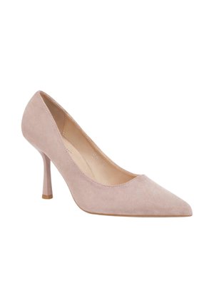 Zapato de salón de ante rosa claro con punta puntiaguda, tacón de aguja delgado y forro interior beige.