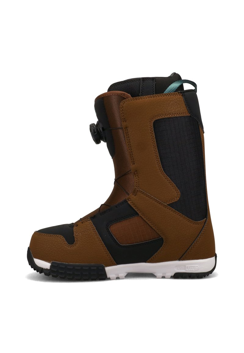 Brauner und schwarzer Snowboardstiefel mit einer weißen Sohle, Drehverschluss-System und blauer Zuglasche hinten, seitlich auf weißem Hintergrund dargestellt.