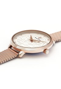 Reloj de malla en oro rosa con una caja redonda, esfera blanca texturizada con detalles en patrón, seis marcadores de cristal y una corona en el lateral.