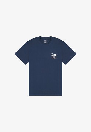 Marineblauw T-shirt van katoen met korte mouwen. Voorzien van een wit logo en tekst op het linkerborstgebied. Klassiek ontwerp met ronde hals.