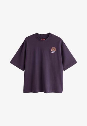 Lilla lühikeste varrukatega T-särk ümmarguse kaelusega, vasakul rinnal väike värvikas tikandiga naeratava lillega, kellel on sinised jalad.