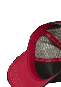 Casquette de baseball noire et rouge avec une visière solide et un intérieur en mesh, ornée de coutures rouges et d'une étiquette caractéristique du style californien.