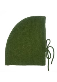 Grüne gestrickte Mütze mit abgerundetem Oberteil, geripptem Muster und seitlicher Bindung. Verfügt über eine glatte Oberfläche und ein weiches Aussehen.