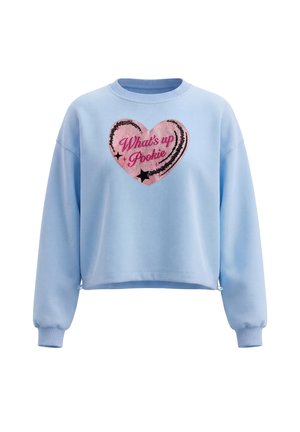 Sweatshirt bleu clair avec un graphique de cœur rose et le texte "What's up Pookie" en écriture cursive rose sur le devant.