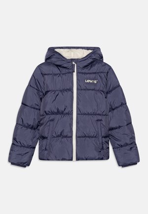 Marineblauwe pufferjack met een witte rits en capuchon. Beschikt over een gewatteerde textuur en het 'Levi's'-logo in het wit op de linker borst.