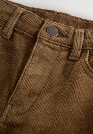 Pantaloni in corduroy marrone con texture a coste verticali, dotati di chiusura con bottone metallico e passanti per cintura, che mettono in risalto un tessuto resistente e un design classico.