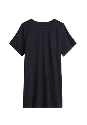 Czarnoniebieska koszulka z krótkim rękawem, wykonana z teksturowanej tkaniny, z okrągłym dekoltem. Prosty design bez widocznych wzorów i akcentów.
