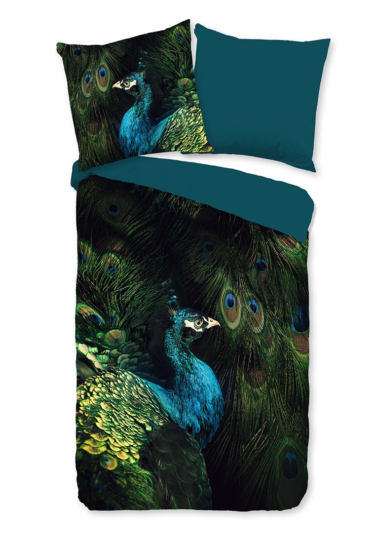 Bettwäsche-Set mit Pfauenmuster, das lebendige Blau- und Grüntöne zeigt, mit einem komplizierten Federdesign und einfarbigen türkisfarbenen Akzenten auf den Kissen.