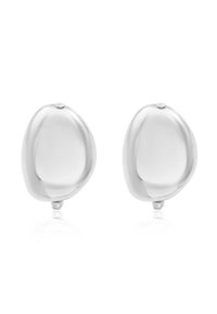 Une paire de boucles d'oreilles en argent ovales brillantes avec une surface lisse et légèrement irrégulière sur un fond blanc.