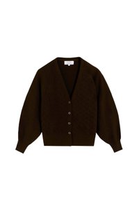 Cárdigan de punto marrón oscuro con un escote en V profundo, textura acanalada, mangas abullonadas y cinco botones en la parte delantera.