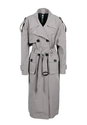 Grijze en witte geblokte trenchcoat met dubbele knopen, riem in de taille, schouderuitsparingen en twee voorzakken.