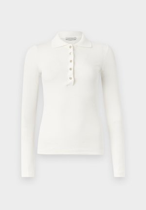 Witte ribgebreide poloshirt met lange mouwen, vijf knopen en een omgeslagen kraag op een effen achtergrond.
